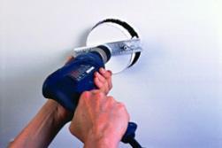 сверлим отверстие для светильника